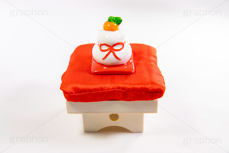 鏡餅の置物,鏡餅,鏡もち,もち,おもち,餅,置物,陶器,座布団,お正月,正月,正月飾り,飾り,装飾,和,大晦日,縁起,清浄,新年,年明け,年越し,年末,初詣,12/31,1/1,イベント,風習,和風,行事,年賀状,japanese,japan,new year,フルサイズ撮影