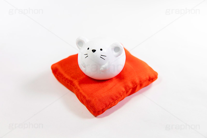 ねずみの置物,ねずみ年,干支,ねずみ,ネズミ,マウス,子,置物,おもちゃ,玩具,フィギュア,座布団,正月飾り,年賀,年賀状,お正月,正月,年明け,新年,ニューイヤー,アニバーサリー,イベント,行事,風習,event,anniversary,japan,mouse,フルサイズ撮影