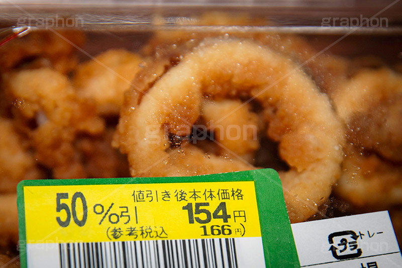 お勤め品,イカの唐揚げ,イカ揚げ,イカリング,イカ,いか,いかの唐揚げ,唐揚げ,揚げ物,おかず,惣菜,つまみ,オードブル,パック,セール,値引き,シール,割引,フルサイズ撮影