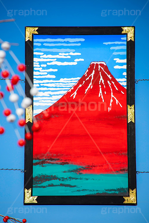 お正月の仲見世通り,赤富士,富士山,縁起,仲見世,浅草,雷門,宝蔵門,浅草寺,あさくさ,みやげ物,みやげ,お土産,商店街,寺院建築風,台東区,正月,お正月,正月飾り,飾り,三が日,浅草 名所,浅草 観光,asakusa,japan,フルサイズ撮影