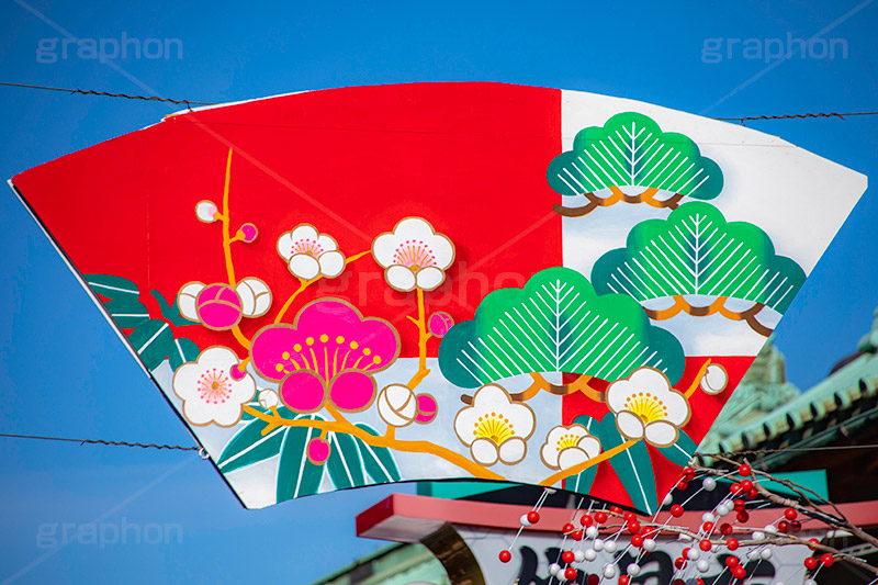 お正月の仲見世通り,扇,梅,松,紅白,仲見世,浅草,雷門,宝蔵門,浅草寺,あさくさ,みやげ物,みやげ,お土産,商店街,寺院建築風,台東区,正月,お正月,正月飾り,飾り,三が日,浅草 名所,浅草 観光,asakusa,japan,フルサイズ撮影