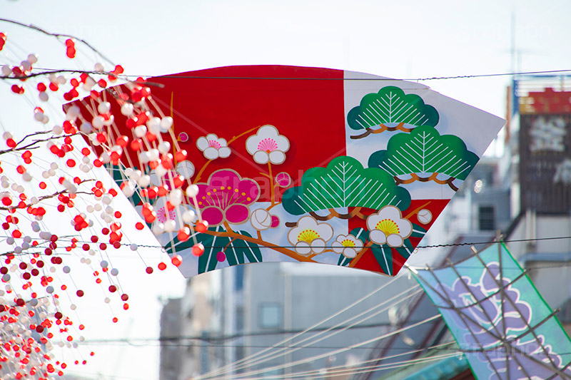お正月の仲見世通り,扇,梅,松,紅白,仲見世,浅草,雷門,宝蔵門,浅草寺,あさくさ,みやげ物,みやげ,お土産,商店街,寺院建築風,台東区,正月,お正月,正月飾り,飾り,三が日,浅草 名所,浅草 観光,asakusa,japan,フルサイズ撮影