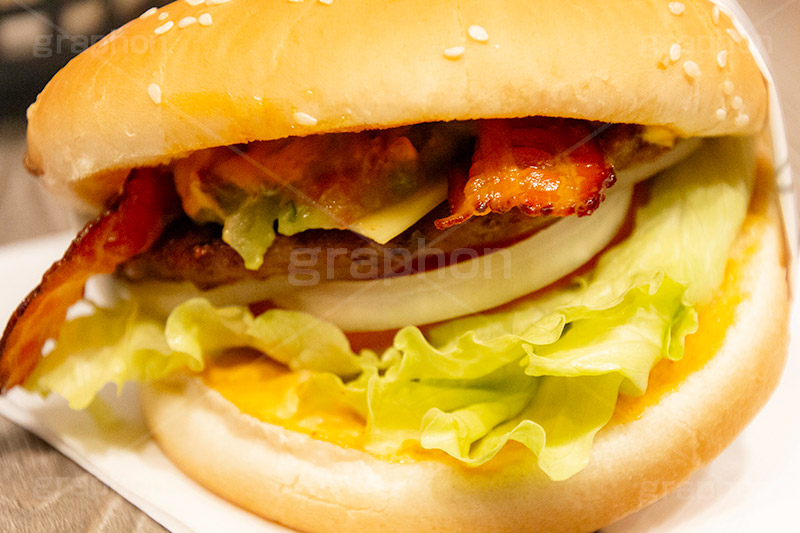 ハンバーガー,バーガー,ベーコン,チーズ,ビーフ,牛肉,レタス,アボカド,トマト,サンド,パテ,洋食,ジャンク,ジャンキー,チェーン店,ファーストフード,パン,ジャンクフード,beef,hamburger,fast food,egg,cheese,tomato
