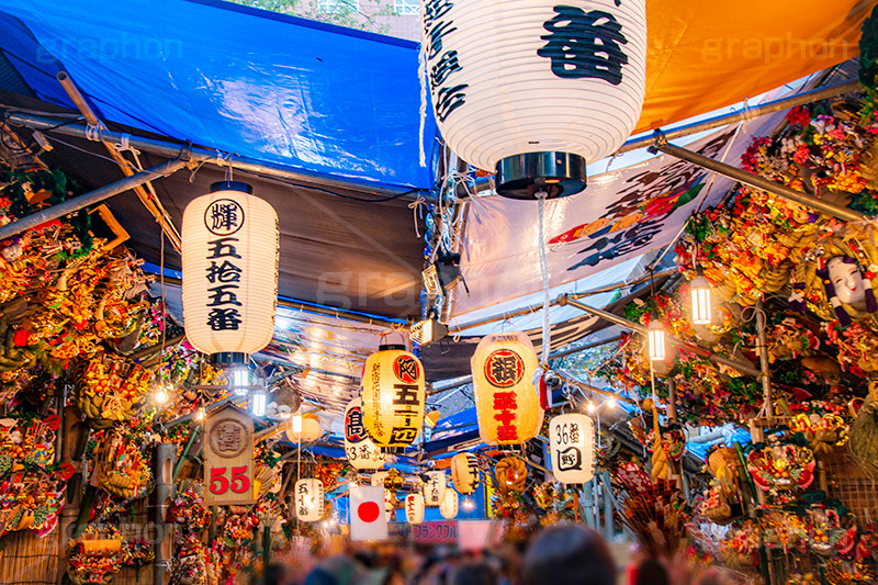 酉の市,熊手,花園神社,新宿,神社,お祭り,屋台,出店,露店,開運,商売繁盛,招福,千客万来,縁起物,ヤマトタケル,見世物小屋,風習,提灯,ちょうちん,イベント,新宿区,電球,japan,event,shinjuku