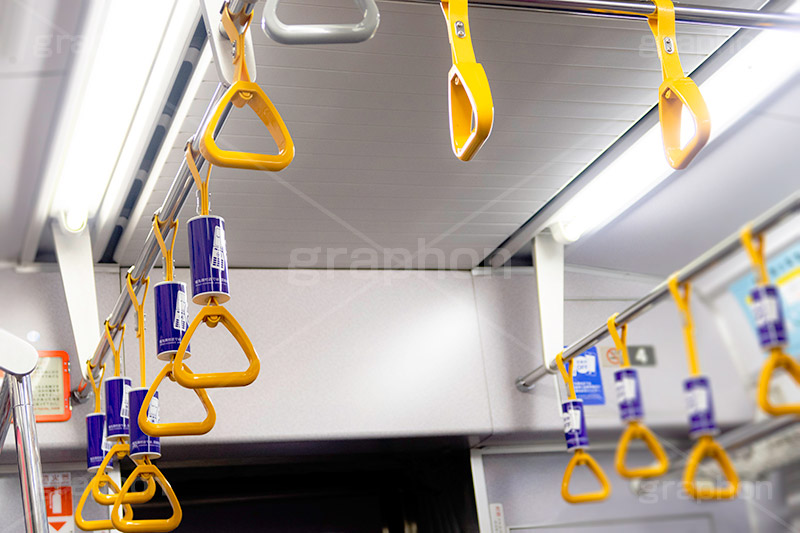 つり革,吊革,電車,地下鉄,電車/鉄道,乗り物,帰宅,通勤,優先席,ルール,マナー,スマホ,電源,rule,manner,train