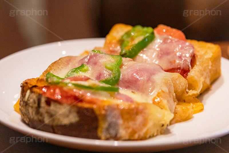ピザトースト,ピザ,トースト,チーズ,ベーコン,ピーマン,朝食,ブレックファースト,軽食,おやつ,ピッツァ,洋食,パン,食パン,ファーストフード,ファストフード,ジャンクフード,pizza,toast,bread