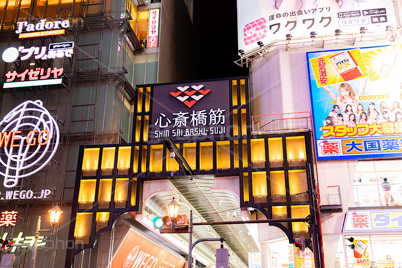 心斎橋筋の夜景,夜景,夜,心斎橋筋,心斎橋筋商店街,道頓堀,道頓堀川,長堀通,心斎橋,繁華街,観光地,大阪府,大阪市,大阪,中央区,なんば,商店街,看板,ネオン,繫華街,夜の街,夜の町,japan,osaka,フルサイズ撮影