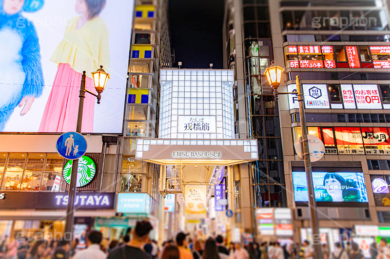 戎橋筋商店街,戎橋,戎橋筋,夜景,夜,道頓堀の夜景,道頓堀,繁華街,観光地,大阪府,大阪市,大阪,中央区,くいだおれ,なんば,ミナミ,商店街,看板,広告,ネオン,雑踏,都会の雑踏,混雑,人混み,賑やか,繫華街,夜の街,夜の町,japan,osaka,フルサイズ撮影