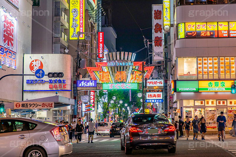 道頓堀の夜景,夜景,夜,道頓堀,道頓堀川,繁華街,観光地,大阪府,大阪市,大阪,中央区,飲食店,たこ焼き,くいだおれ,なんば,商店街,看板,ネオン,信号,横断歩道,繫華街,夜の街,夜の町,japan,osaka,フルサイズ撮影