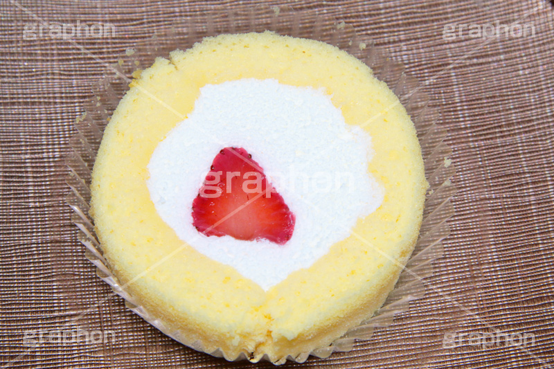 いちご,ストロベリー,ロールケーキ,ロール,砂糖,クリーム,sweet,スイート,食後,デザート,スイーツ,菓子,甘い,焼き菓子,コンビニ,イチゴ,お菓子
