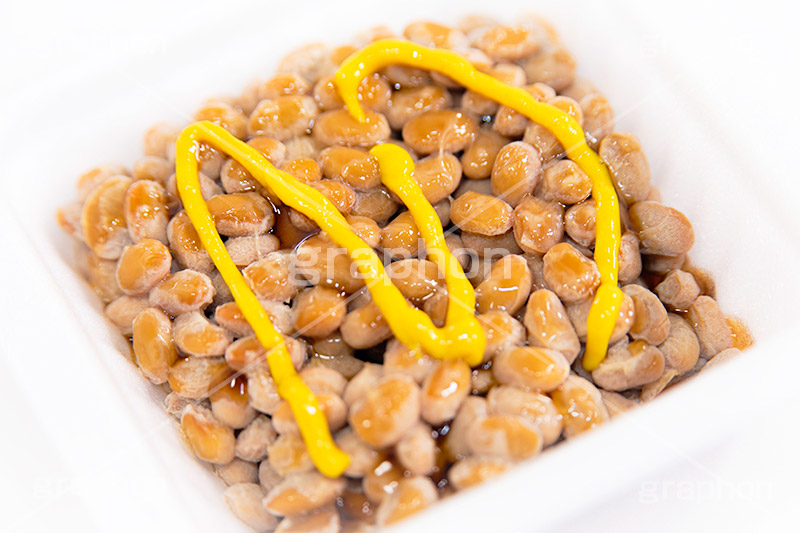 納豆,ご飯,糸,朝食,和食,日本食,日本料理,たれ,タレ,混ぜ,からし,japan,soy,beans,natto,フルサイズ撮影