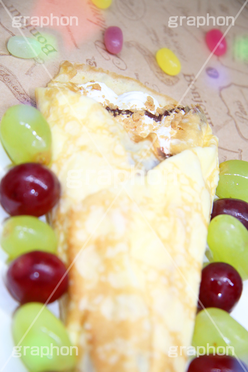 クレープ,くれーぷ,スイーツ,菓子,甘,sweet,焼き,料理,粉,フライパン,クリーム,チョコ,デザート,おやつ,ぶどう,ブドウ,葡萄,添え,包,マスカット,巨峰,お菓子