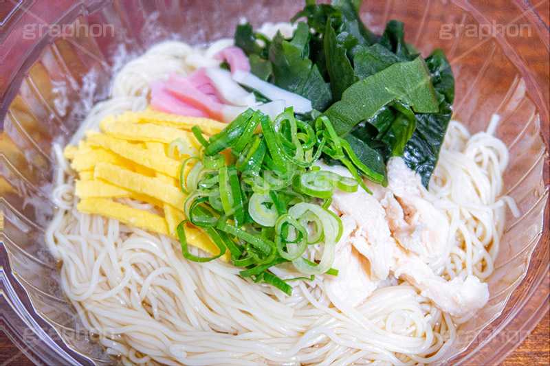 そうめん,素麺,だし,出汁,ダシ,わかめ,ワカメ,ねぎ,ネギ,かまぼこ,蒲鉾,カマボコ,錦糸卵,ささみ,ササミ,日本料理,日本食,和食,つゆ,茹,冷やし,夏,麺料理,麺類,薬味,ぶっかけ,コンビニ,冷麦,ひやむぎ,サマー,summer,japan