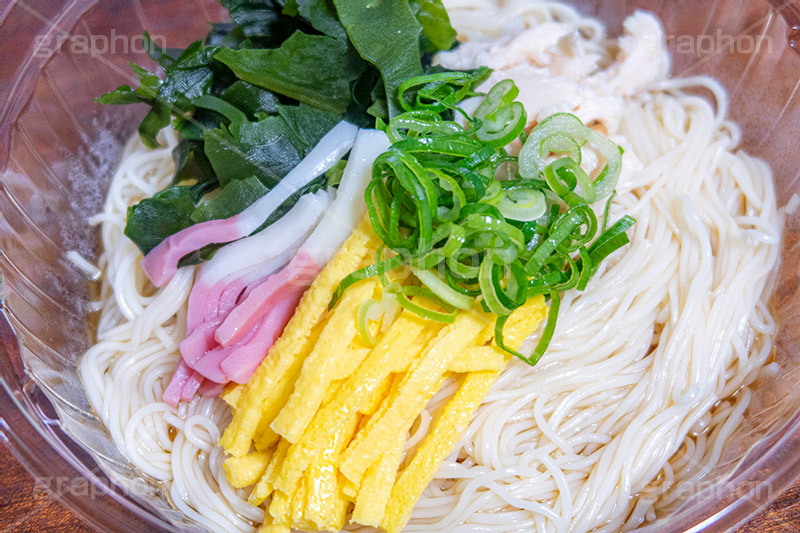 そうめん,素麺,だし,出汁,ダシ,わかめ,ワカメ,ねぎ,ネギ,かまぼこ,蒲鉾,カマボコ,錦糸卵,ささみ,ササミ,日本料理,日本食,和食,つゆ,茹,冷やし,夏,麺料理,麺類,薬味,ぶっかけ,コンビニ,冷麦,ひやむぎ,サマー,summer,japan