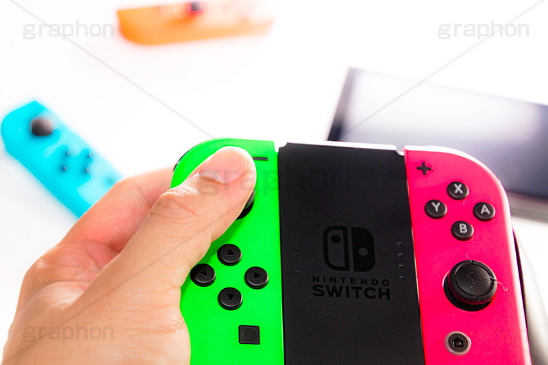 ゲーム機,ゲーム,コンシューマー,コントローラー,スイッチ,こども,子供,おもちゃ,オモチャ,玩具,TOY,手,操作,hand,game,controller,switch