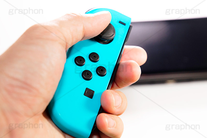 ゲーム機,ゲーム,コンシューマー,コントローラー,スイッチ,こども,子供,おもちゃ,オモチャ,玩具,TOY,手,操作,hand,game,controller,switch