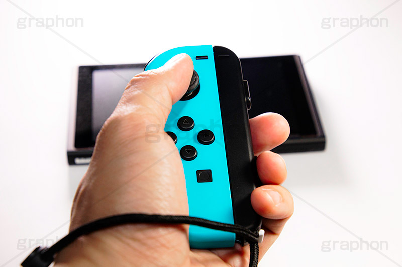 ゲーム機,ゲーム,コンシューマー,コントローラー,スイッチ,こども,子供,おもちゃ,オモチャ,玩具,TOY,手,操作,hand,game,controller,switch