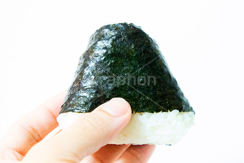 おにぎり,おむすび,のり,海苔,ごはん,炊き,米,白米,ご飯,お米,ごはん,和食,日本食,日本料理,手ごろ,コンビニ,コンビニのおにぎり,手,持つ,hand,japan,rice