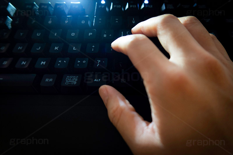 パソコン作業,操作,キーボード,パソコン,ビジネス,仕事,入力,手,人物,インターネット,デジタル,PC,テレワーク,怪しい,business,keyboard,digital,Internet,computer,hand