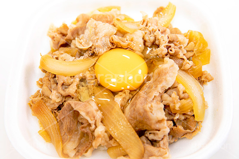 牛丼に卵,牛丼,どんぶり,ドンぶり,丼ぶり,丼,牛肉,玉ねぎ,玉葱,チェーン店,飯,ファーストフード,たまご,卵,生卵,トッピング,和食,日本料理,日本食,牛丼屋,japan,フルサイズ撮影