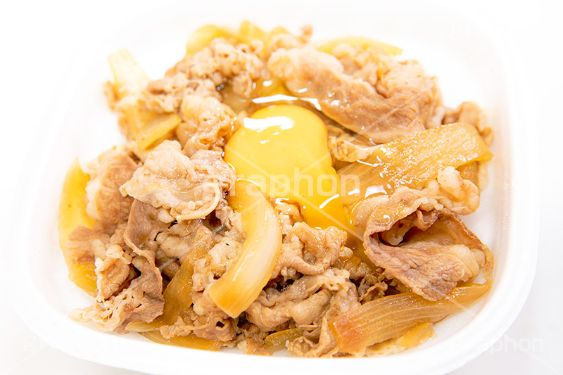 牛丼に卵,牛丼,どんぶり,ドンぶり,丼ぶり,丼,牛肉,玉ねぎ,玉葱,チェーン店,飯,ファーストフード,たまご,卵,生卵,トッピング,和食,日本料理,日本食,牛丼屋,japan,フルサイズ撮影