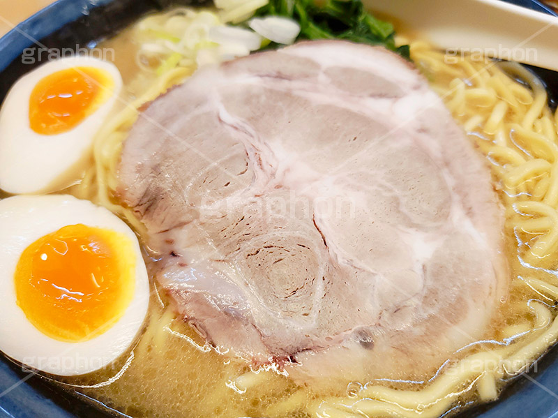 家系ラーメン,とんこつ醤油ラーメン,濃厚,とんこつ,豚骨,やみつき,中華,ラーメン,らーめん,めん,そば,日本料理,日本食,和食,チャーシュー,味玉,ほうれん草,ホウレンソウ,スマホ撮影,japan