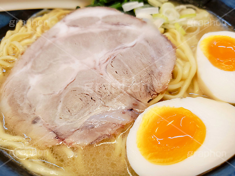 家系ラーメン,とんこつ醤油ラーメン,濃厚,とんこつ,豚骨,やみつき,中華,ラーメン,らーめん,めん,そば,日本料理,日本食,和食,チャーシュー,味玉,ほうれん草,ホウレンソウ,スマホ撮影,japan