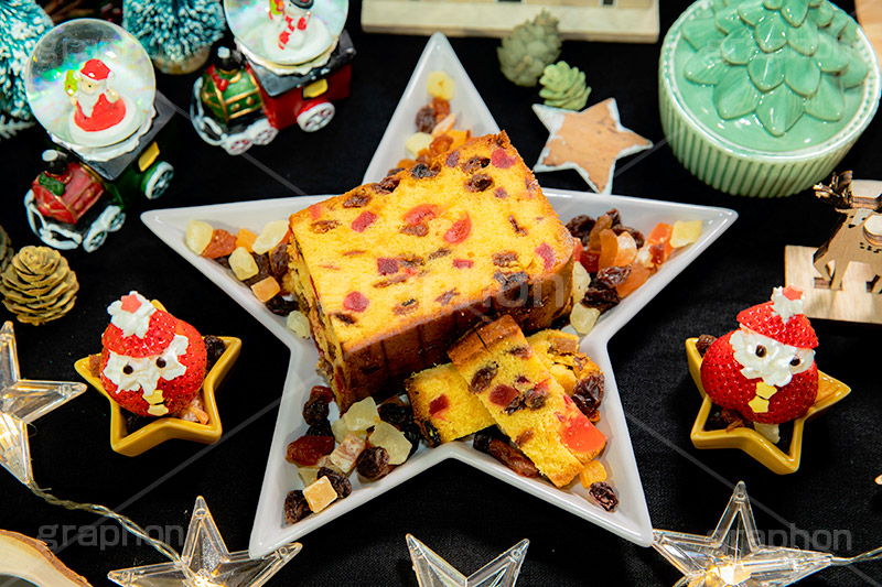 フルーツケーキ,クリスマス,オーナメント,サンタ,サンタクロース,装飾,いちご,苺,イチゴ,スイーツ,デザート,冬,ドライフルーツ,レーズン,粉砂糖,ラム酒,ブランデー,CHRISTMAS,cake,dessert,winter,ornament,フルサイズ撮影