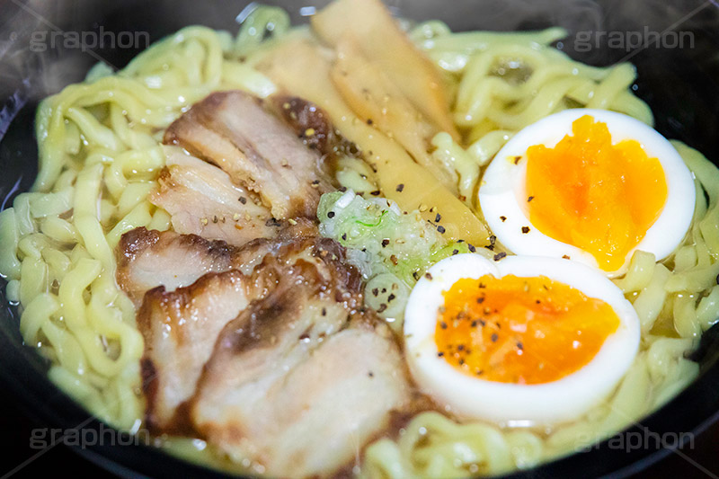 喜多方ラーメン,ラーメン,らーめん,麺,麺類,中華麺,麺料理,国民食,日本拉麺,しょうゆ,醤油,中華そば,湯気,チャーシュー,焼き豚,焼豚,味玉,たまご,玉子,ねぎ,ネギ,Ramen,Chinese noodles,japan,フルサイズ撮影