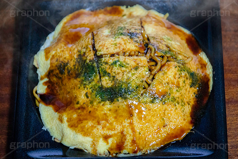 広島風お好み焼き,お好み焼き,お好み焼,焼きそば,やきそば,粉もん,青のり,青海苔,ソウルフード,ソース,つまみ,おつまみ,コンビニ,湯気,soulfood,japan,フルサイズ撮影