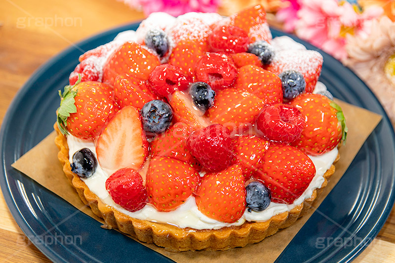 苺のタルト,タルト,いちご,イチゴ,苺,ストロベリー,ラズベリー,ブルーベリー,ケーキ,生クリーム,カスタード,クリーム,粉砂糖,スイート,デザート,スイーツ,甘い,洋菓子,菓子,お菓子,sweet,cream,strawberry,cake,dessert,tart,raspberry,blueberry,フルサイズ撮影