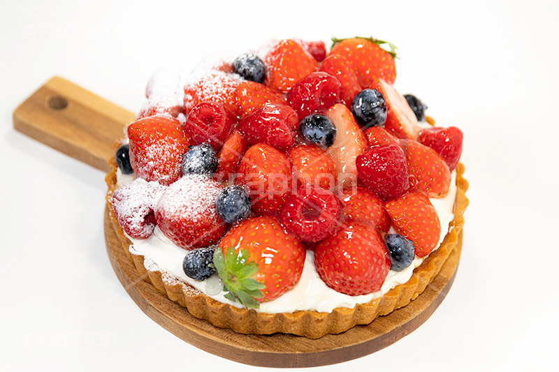 苺のタルト,タルト,いちご,イチゴ,苺,ストロベリー,ラズベリー,ブルーベリー,ケーキ,生クリーム,カスタード,クリーム,粉砂糖,スイート,デザート,スイーツ,甘い,洋菓子,菓子,お菓子,sweet,cream,strawberry,cake,dessert,tart,raspberry,blueberry,フルサイズ撮影