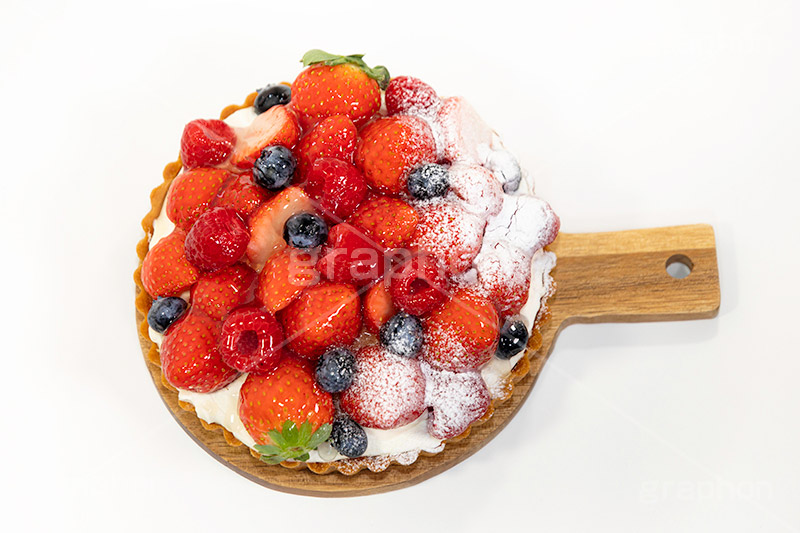 苺のタルト,タルト,いちご,イチゴ,苺,ストロベリー,ラズベリー,ブルーベリー,ケーキ,生クリーム,カスタード,クリーム,粉砂糖,スイート,デザート,スイーツ,甘い,洋菓子,菓子,お菓子,sweet,cream,strawberry,cake,dessert,tart,raspberry,blueberry,フルサイズ撮影