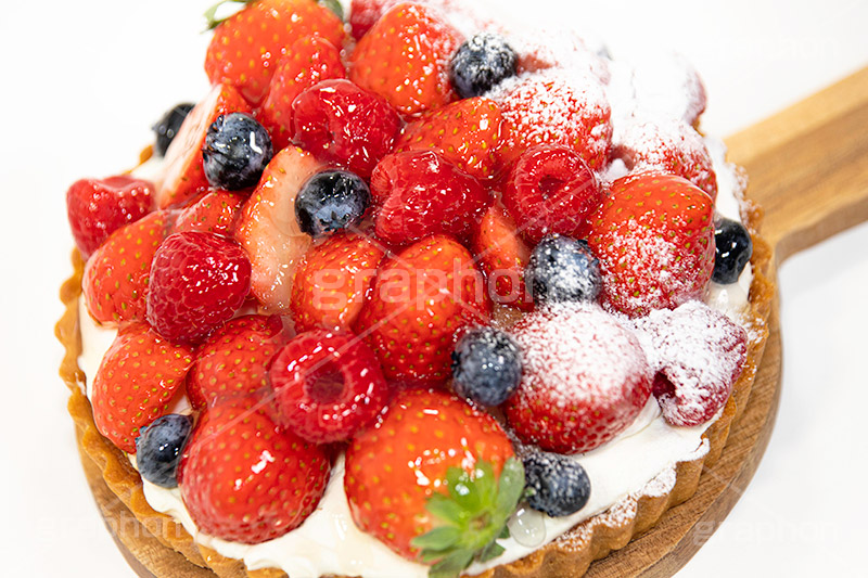 苺のタルト,タルト,いちご,イチゴ,苺,ストロベリー,ラズベリー,ブルーベリー,ケーキ,生クリーム,カスタード,クリーム,粉砂糖,スイート,デザート,スイーツ,甘い,洋菓子,菓子,お菓子,sweet,cream,strawberry,cake,dessert,tart,raspberry,blueberry,フルサイズ撮影