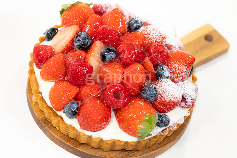 苺のタルト,タルト,いちご,イチゴ,苺,ストロベリー,ラズベリー,ブルーベリー,ケーキ,生クリーム,カスタード,クリーム,粉砂糖,スイート,デザート,スイーツ,甘い,洋菓子,菓子,お菓子,sweet,cream,strawberry,cake,dessert,tart,raspberry,blueberry,フルサイズ撮影