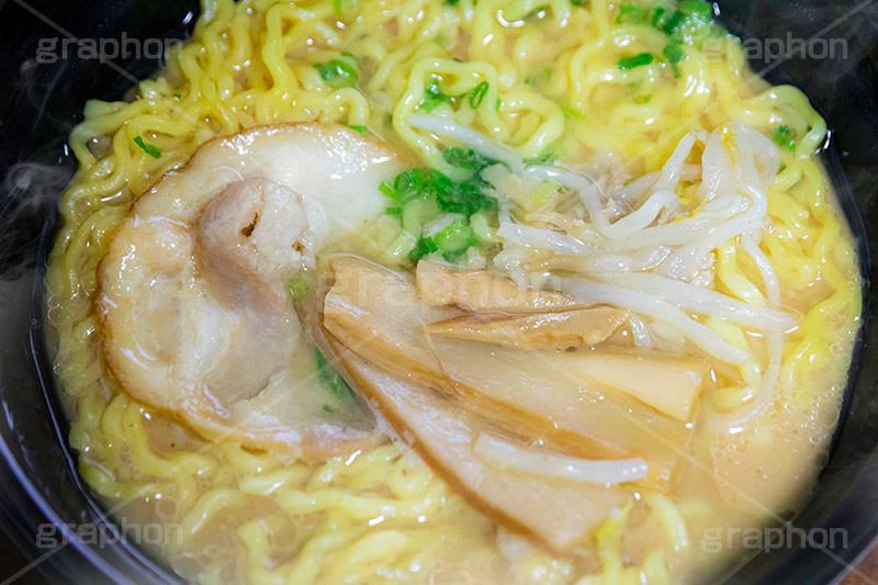 味噌ラーメン,ラーメン,らーめん,めん,みそラーメン,みそ,味噌,日本料理,日本食,和食,つゆ,麺料理,麺類,あつあつ,アツアツ,熱々,チャーシュー,焼き豚,ねぎ,ネギ,もやし,モヤシ,湯気,japan,noodle,フルサイズ撮影
