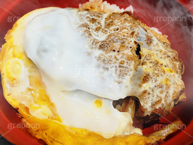 カツ丼,かつ丼,カツ,かつ,豚肉,卵,衣,たまご,ジューシー,丼,どんぶり,揚げ,割下,煮込み,卵とじ,湯気,和食,日本料理,日本食,japan,スマホ撮影