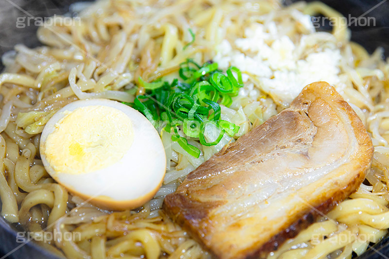 家系ラーメン,とんこつ醤油ラーメン,濃厚,とんこつ,豚骨,やみつき,中華,ラーメン,らーめん,めん,そば,日本料理,日本食,和食,チャーシュー,味玉,ねぎ,ネギ,湯気,japan,フルサイズ撮影