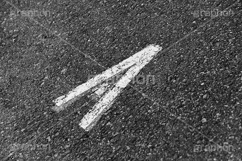 A,アルファベット,英字,文字,地面,アスファルト,モノクロ,白黒,しろくろ,モノクローム,単色画,単彩画,単色,クール,レトロ,お洒落,おしゃれ,オシャレ,味わい,monochrome,フルサイズ撮影