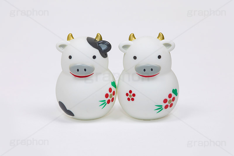 牛の置物,うし年,丑年,牛,丑,うし,ウシ,干支,ペア,置物,おもちゃ,玩具,フィギュア,だるま,ダルマ,達磨,年賀,年賀状,お正月,正月,年明け,新年,ニューイヤー,アニバーサリー,イベント,行事,風習,event,anniversary,japan,cow,フルサイズ撮影