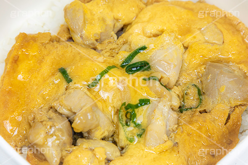 親子丼,だし,出汁,ダシ,半熟,玉子,卵,たまご,卵黄,鶏肉,玉ねぎ,ねぎ,ネギ,湯気,日本料理,日本食,和食,japan,フルサイズ撮影