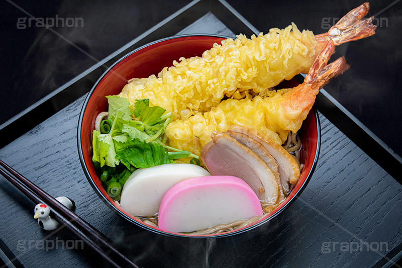 年越しそば,年越し蕎麦,３１日,年越し,大晦日,年末,ソバ,蕎麦,そば,だし,出汁,ダシ,蕎麦粉,日本料理,日本食,和食,つゆ,蕎麦汁,茹,えび,海老,海老天,えび天,てんぷら,天ぷら,鴨,鴨だし,鴨蕎麦,三つ葉,麺料理,麺類,年の瀬,正月,お正月,蒲鉾,かまぼこ,カマボコ,紅白,湯気,風習,japan,フルサイズ撮影