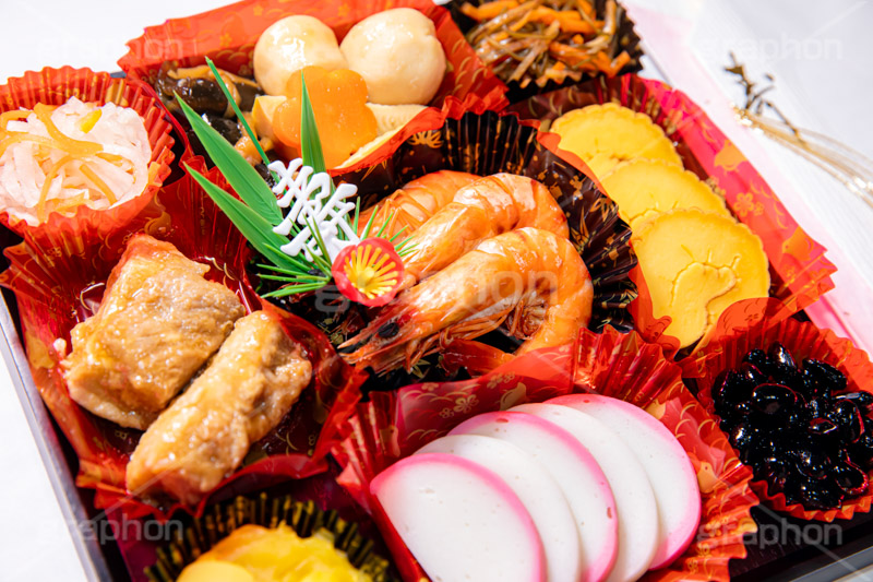 おせち,おせち料理,年明け,正月,お正月,祝い,お祝い,新年会,あけおめ,和風,和食,日本食,伝統,イベント,パーティー,行事,賀正,黒豆,かまぼこ,カマボコ,栗きんとん,栗,伊達巻,伊達巻き,だて巻き,海老,エビ,えび,煮,煮物,昆布巻き,昆布,こんぶ,なます,鱠,膾,酢の物,黒豆,煮豆,角煮,紅白,寿,party,event,japan,フルサイズ撮影