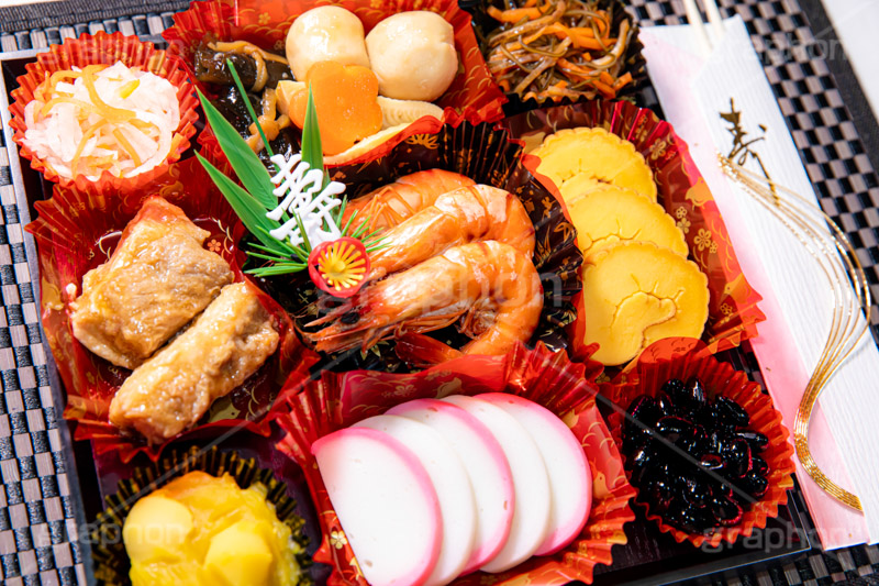 おせち,おせち料理,年明け,正月,お正月,祝い,お祝い,新年会,あけおめ,和風,和食,日本食,伝統,イベント,パーティー,行事,賀正,黒豆,かまぼこ,カマボコ,栗きんとん,栗,伊達巻,伊達巻き,だて巻き,海老,エビ,えび,煮,煮物,昆布巻き,昆布,こんぶ,なます,鱠,膾,酢の物,黒豆,煮豆,角煮,紅白,寿,party,event,japan,フルサイズ撮影