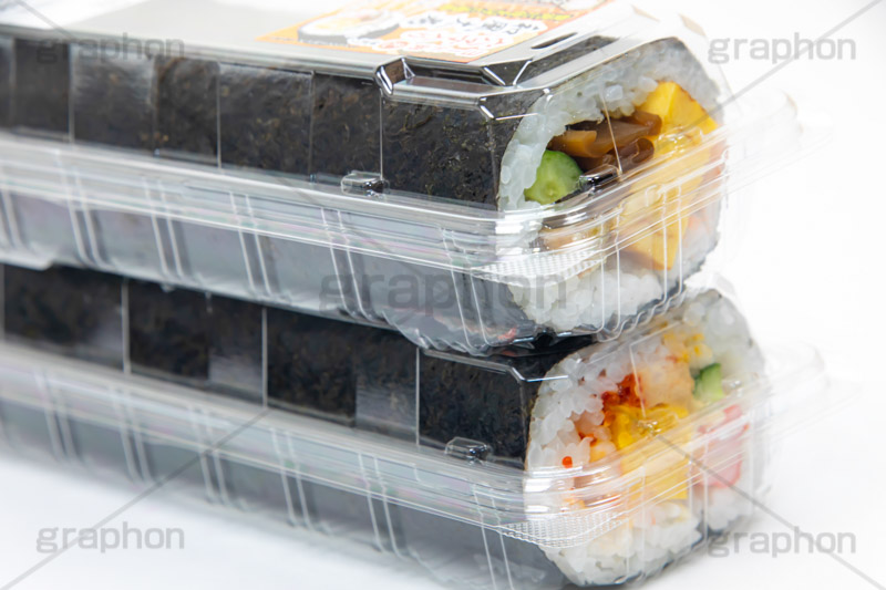 スーパーの恵方巻,スーパー,パック,太巻き,恵方巻,のり巻き,のり巻き,巻き寿司,寿司,すし,のり,海苔,節分,玉子焼き,卵焼き,総菜,お惣菜,サラダ巻き,穴子,アナゴ,あなご,かんぴょう,干瓢,イベント,雑節,大寒,邪気除け,厄除け,和,和風,風習,行事,文化,event,japan,フルサイズ撮影