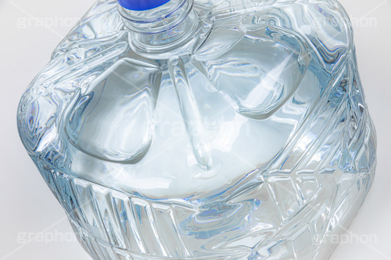 ウォーターサーバーの水,ウォーターサーバー,ミネラルウォーター,タンク,お水,飲み水,飲料,飲む,飲料水,飲み物,ストック,ドリンク,ボトル,water,bottle,フルサイズ撮影