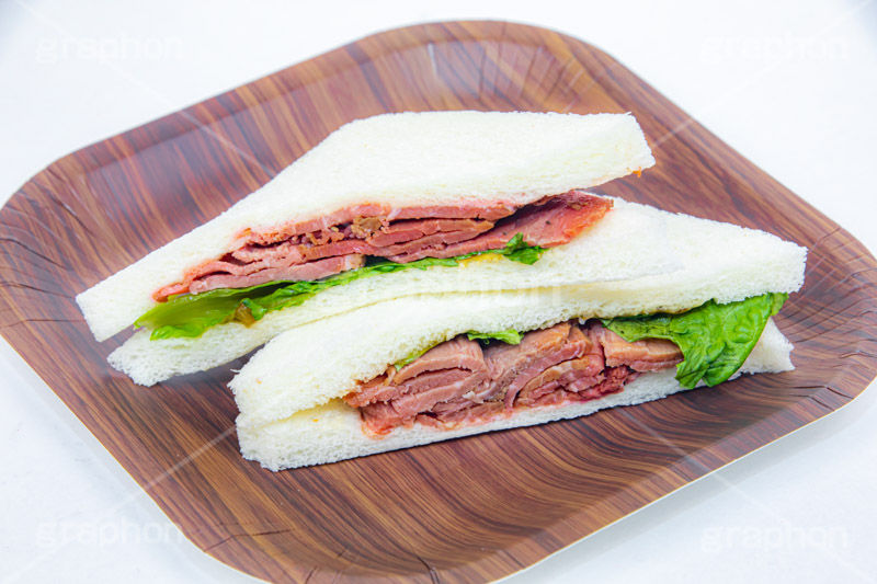 ローストビーフサンド,ローストビーフ,牛肉,肉,サンドイッチ,サンドウィッチ,モーニング,朝食,レタス,ブレックファースト,パン,カフェ,半分,切る,カット,cafe,sandwich,morning,breakfast,フルサイズ撮影
