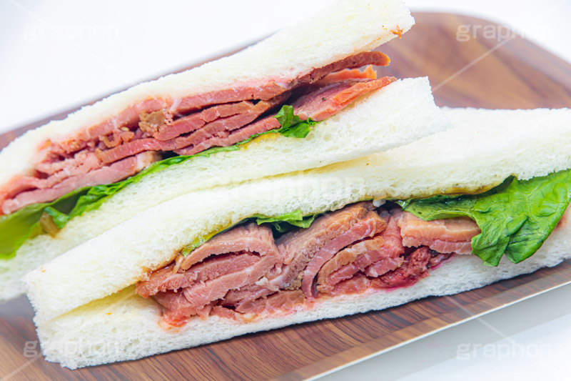 ローストビーフサンド,ローストビーフ,牛肉,肉,サンドイッチ,サンドウィッチ,モーニング,朝食,レタス,ブレックファースト,パン,カフェ,半分,切る,カット,cafe,sandwich,morning,breakfast,フルサイズ撮影
