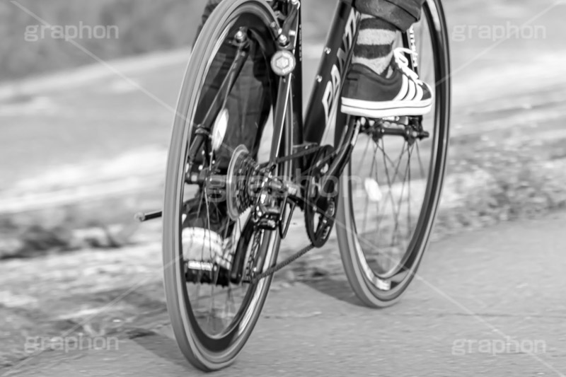 自転車,走る,走行,タイヤ,チャリ,ルール,マナー,交通,徐行,違反,距離,人物,街角,街角スナップ,スピード,サイクリング,モノクロ,白黒,bicycle,フルサイズ撮影