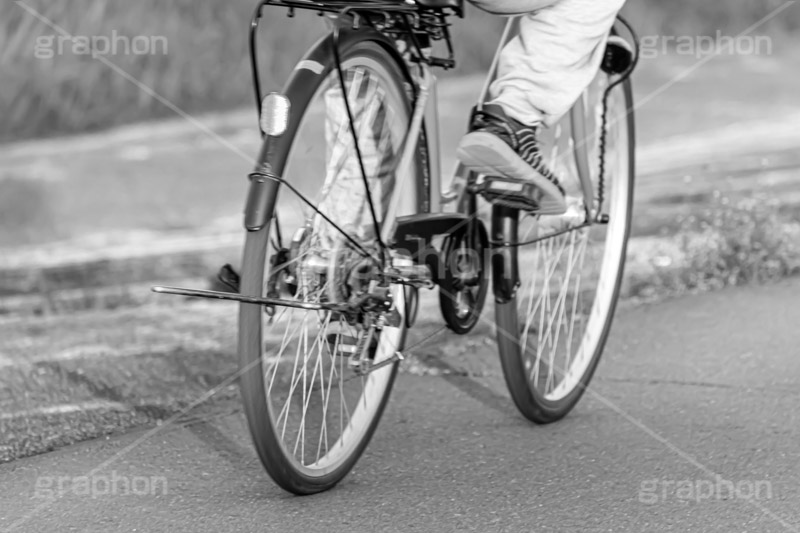 自転車,走る,走行,タイヤ,チャリ,ルール,マナー,交通,徐行,違反,距離,人物,街角,街角スナップ,モノクロ,白黒,スピード,サイクリング,bicycle,フルサイズ撮影